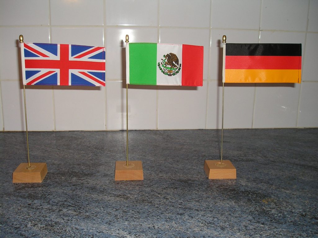 Polyester table flag, gilt pin and wooden base | Flags of the World